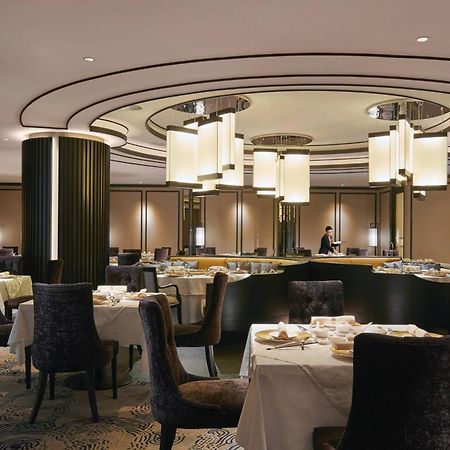 מלון Jw Marriott קואלה לומפור מראה חיצוני תמונה The image depicts a modern and elegant restaurant interior. The design features a circular ceiling with stylish light fixtures hanging down. The space is well-lit and has a sophisticated ambiance, with round tables set for dining, each covered with w