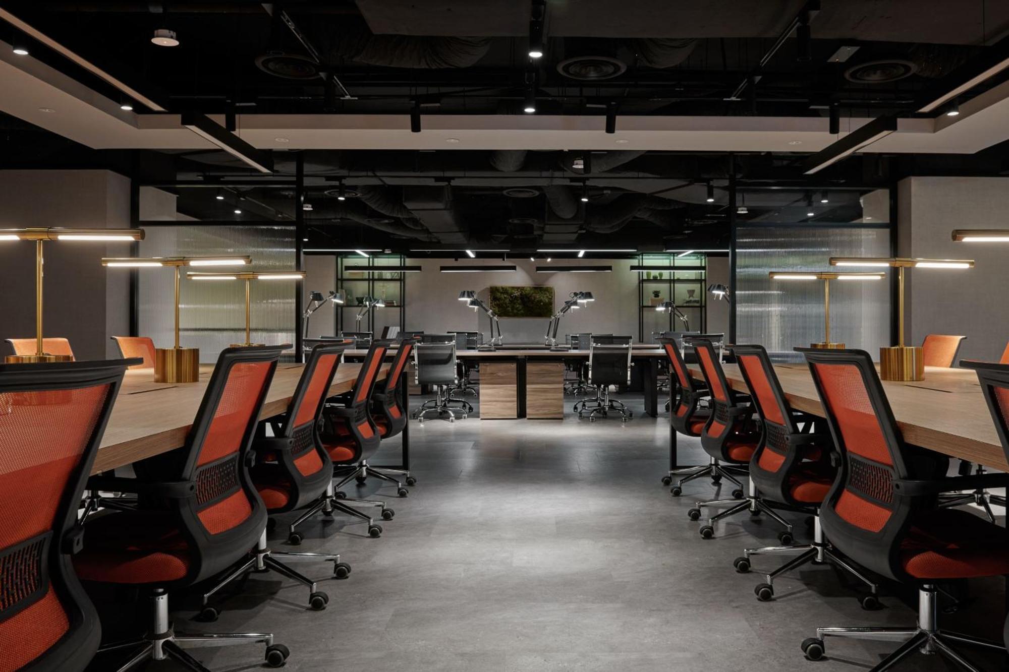 מלון Jw Marriott קואלה לומפור מראה חיצוני תמונה The image shows a modern conference room with a long table surrounded by ergonomic chairs featuring red accents. The room has a sleek and stylish design, with large windows allowing natural light. The lighting is primarily from overhead fixtures, cre